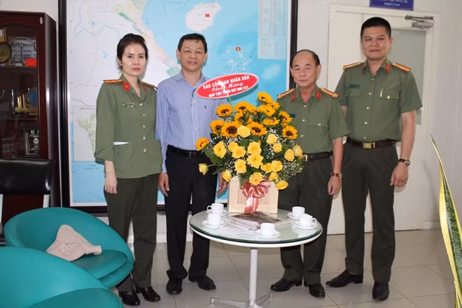 Đoàn công tác Báo CAND và Đại tá Trần Kim Thẩm chúc mừng Bệnh viện Chợ Rẫy.
