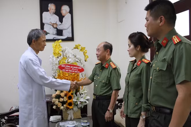 Đại tá Trần Kim Thẩm chúc mừng Bệnh viện 30-4.