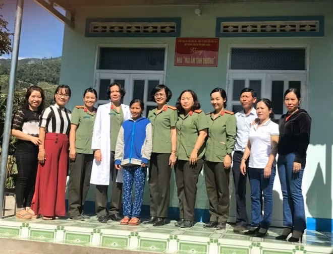 Trao căn nhà “Mái ấm tình thương” cho hộ chị Ka Dũng người dân tộc Rak lây (thứ 5, từ trái qua).