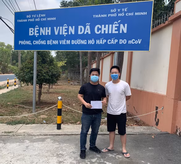 2 trong số 3 bệnh nhân được xuất viện vào ngày 1-4 tại bệnh viện dã chiến Củ Chi