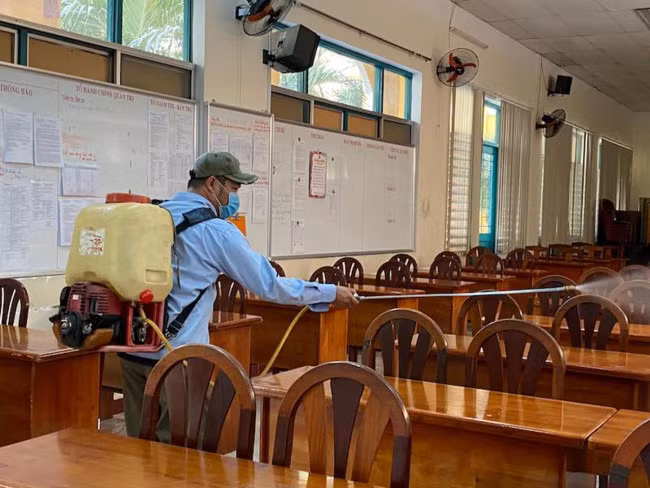Các trường học trên địa bàn thành phố tích cực tiến hành vệ sinh, khử khuẩn tại khuôn viên nhà trường để phòng chống dịch nCoV.