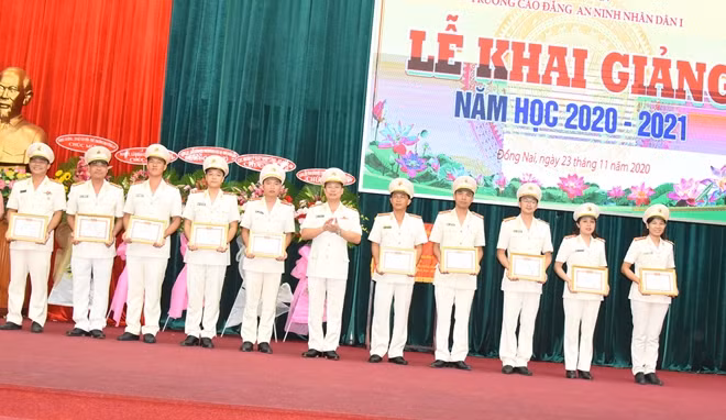 Các giáo viên, giảng viên tiêu biểu của trường Cao đẳng ANND I được nhận Bằng khen về thành tích xuất sắc trong năm học 2019-2020.