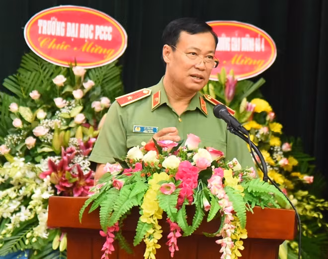 Thứ trưởng Lê Tấn Tới phát biểu tại lễ khai giảng trường Cao đẳng ANND I.