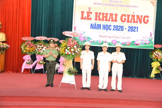 Thứ trưởng Lê Tấn Tới trao tặng lẵng hoa tươi thắm chúc mừng thầy trò Nhà trường.