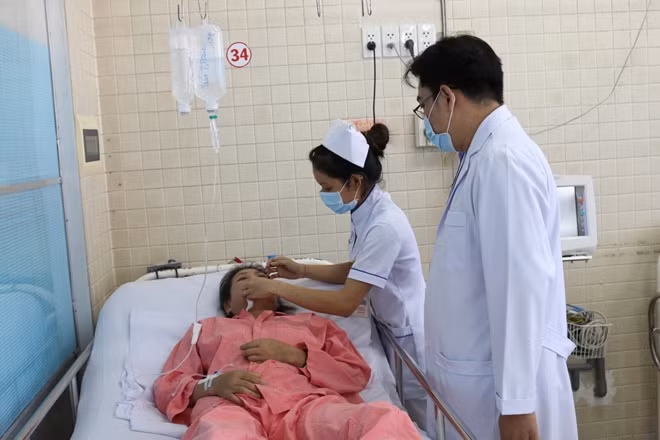 Đội phản ứng nhanh thăm khám cho nữ bệnh nhân nghi nhiễm tại BV đa khoa Tây Ninh trong ngày 23/3.