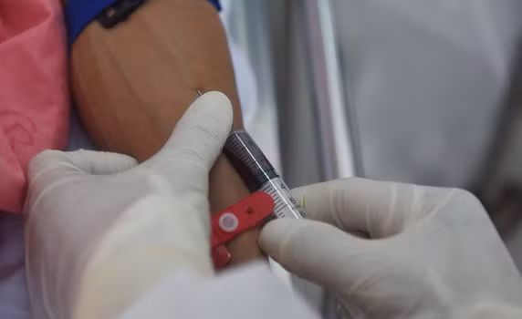 Lấy mẫu máu xét nghiệm tìm virus Corona( minh hoạ).
