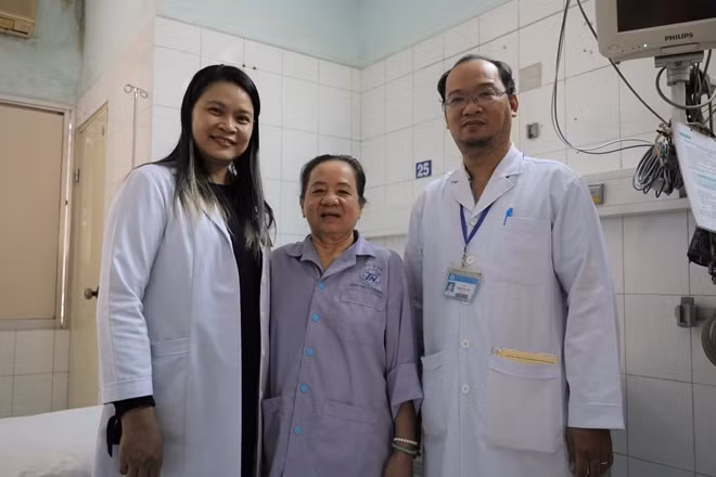Bệnh nhân đã hoàn toàn khoẻ mạnh chụp hình cùng các bác sĩ.