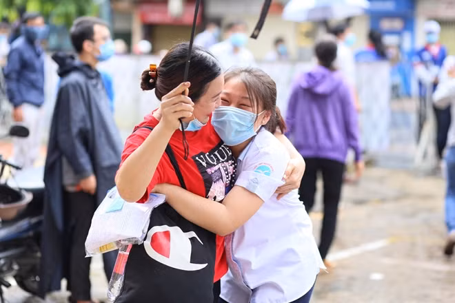 Nữ thí sinh vui mừng bên mẹ sau môn thi.