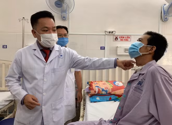 Bệnh nhân N.H.V được bác sĩ thăm khám sau ca phẫu thuật cấp cứu cho thấy vết mổ an toàn.