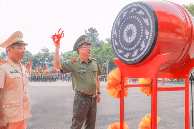 Thứ trưởng Nguyễn Văn Thành thực hiện nghi lễ đánh trống khai trường.