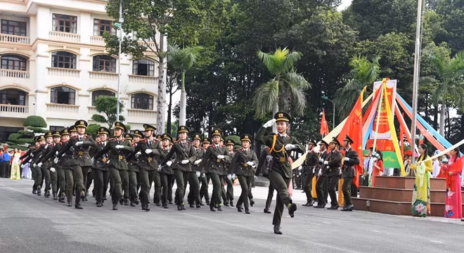 Hình ảnh đẹp và trang nghiêm trong phần nghi thức duyệt đội ngũ tại buổi lễ khai giảng