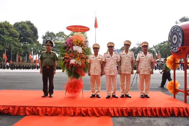 Thay mặt cho Đảng uỷ Công an Trung ương, Thứ trưởng Nguyễn Văn Thành tặng lẵng hoa tươi thắm chúc mừng thầy trò Nhà trường ĐH ANND.