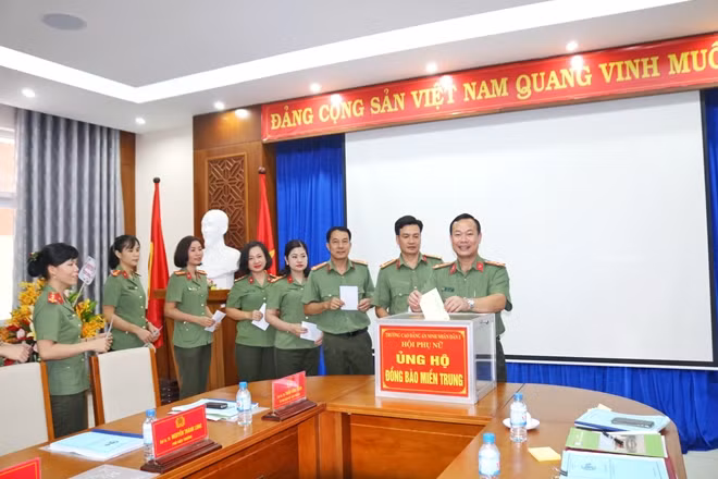 Ban Giám hiệu nhà trường và các đại biểu tham dự chương trình quyên góp cho đồng bào miền Trung