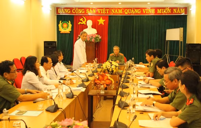 BS Nguyễn Văn Khôi-Phó Giám đốc Bệnh viện 30-4 báo cáo với đoàn công tác của Cục Y tế.