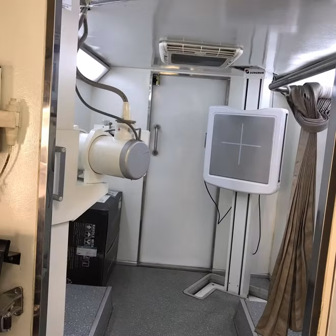 Máy chụp X-quang, máy siêu âm di động được trang bị trên xe khám lưu động tại khu vực BVDC