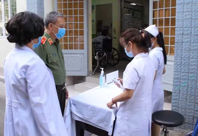 Đoàn kiểm tra các khâu sàng lọc bệnh, đo thân nhiệt nhanh, vật tư, thuốc men tại khu cách ly người bệnh nhiễm và nghi nhiễm virus Corona tại Bệnh viện 30-4