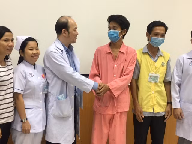 Bệnh nhân thoát chết ngoạn mục nhờ được ứng dụng phương pháp đặc biệt, bắt tay cảm ơn các bác sĩ đã cứu sống mình.