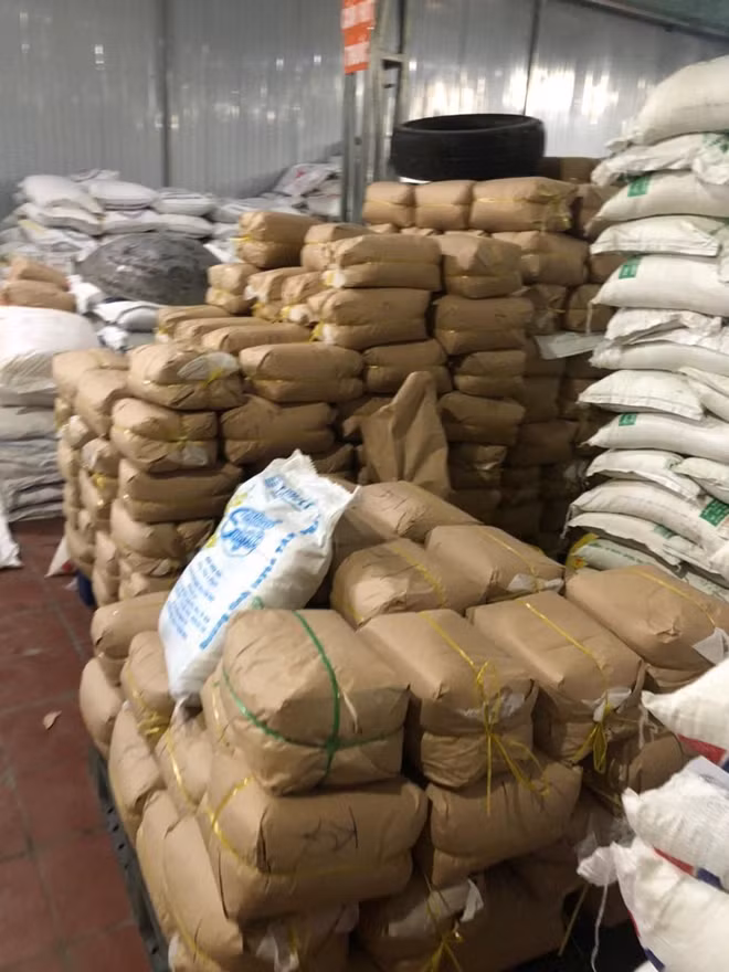 Nhân viên công ty đã kịp thời sang chiết, đóng gói từ bao tải 50 kg thành các gói đường nhỏ 5-10 kg để chuẩn bị bán ra thị trường.