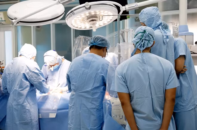 E kip thực hiện ca phẫu thuật cho bệnh nhân phòng phẫu thuật tim tại Bệnh viện quận Thủ Đức.