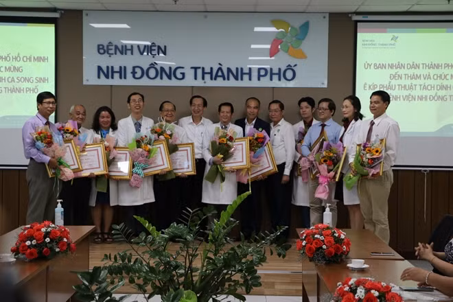 Các cá nhân và tập thể lên nhận Bằng khen do UBND Thành phố trao tặng.