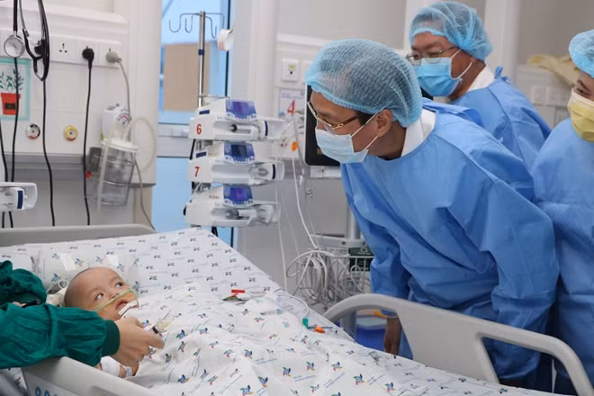 Đoàn công tác của lãnh đạo UBND TP đã trực tiếp tới thăm hai bé Trúc Nhi-Diệu Nhi