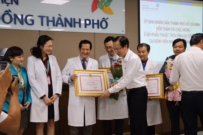 Phó Chủ tịch Thường trực UBND TP Lê Thanh Liêm trao tặng Bằng khen cho TS.BS Trương Quang Định-Phó Giám đốc Bệnh viện Nhi đồng thành phố.