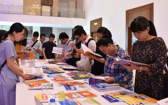 Giáo viên các trường tại TP Hồ Chí Minh tham khảo các bộ sách giáo khoa tại một buổi Hội thảo giới thiệu các bộ sách mới.
