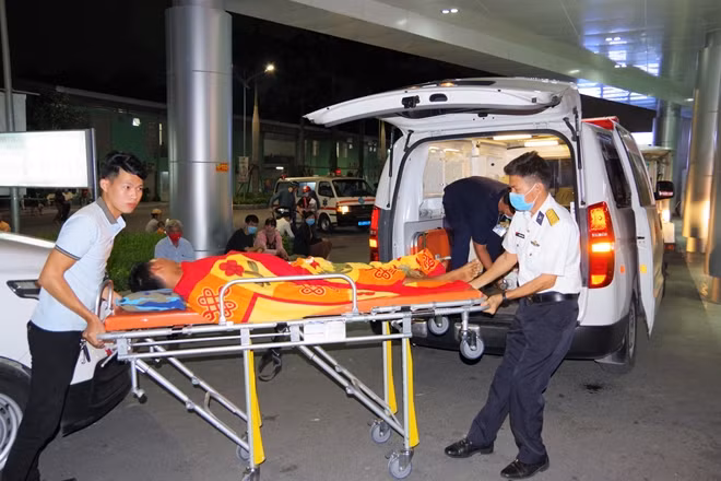 Hai bệnh nhân được e kíp cấp cứu Bệnh viện 175 bay ra tận nơi đón nhận về bệnh viện quân y 175.