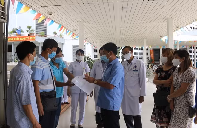 BS Phạm Thanh Việt - Trưởng phòng Kế hoạch tổng hợp BV Chọ Rẫy bàn giao trang thiết bị cho nhóm công tác