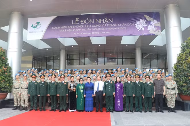 Chủ tịch Quốc hội Nguyễn Thị Kim Ngân chụp hình lưu niệm với các đại biểu