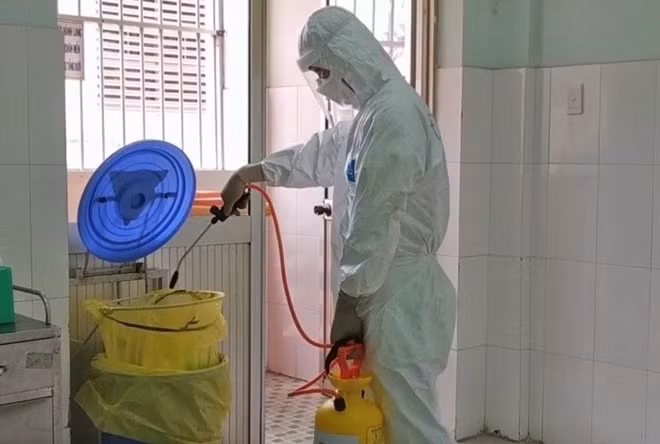 Công tác khử khuẩn được thực hiện tại các khoa phòng liên quan tới những trường hợp nghi nhiễm COVID-19 di chuyển vào BV Chợ Rẫy.