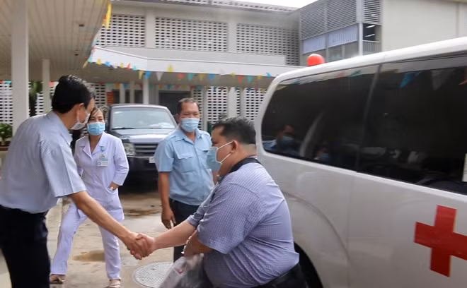 BS Nguyễn Trí Thức ( bên trái) - Giám đốc Bệnh viện Chợ Rẫy bắt tay tiễn đội phản ứng nhanh thứ 4 lên đường ra Bệnh viện Đà Nẵng hỗ trợ.