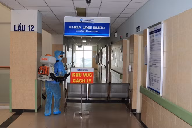 Bệnh viện Đa khoa Đồng Nai đã kịp thời kiểm soát tình hình, thực hiện phun khử khuẩn toàn bộ khoa Ung bướu tại Bệnh viện nơi có hoạt động di chuyển của BN 669.