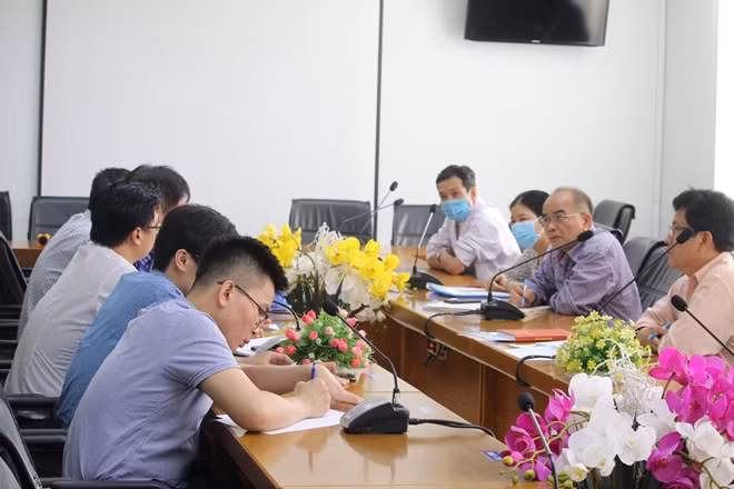 Trao đổi chuyên môn giữa các bác sỹ trong đội phản ứng nhanh với các bác sỹ Bệnh viện Bà Rịa.