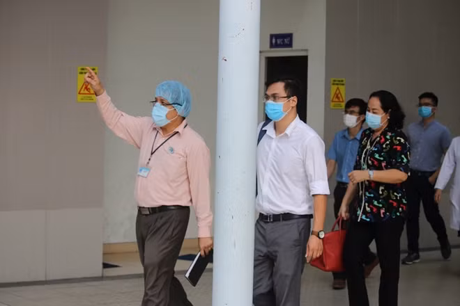 Cùng các bác sĩ BV Bà Rịa kiểm tra phòng ốc, cơ sở vật chất và nhất là công tác phòng chống nhiễm khuẩn tại Bệnh viện Bà Rịa.