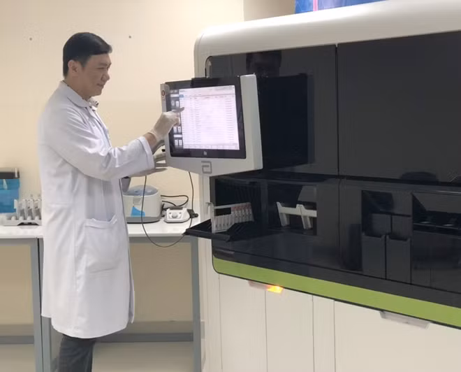 Hệ thống xét nghiệm chẩn đoán sinh học phân tử hiện đại nhất Alinity m đã được vận hành tại Bệnh viện Chợ Rẫy.
