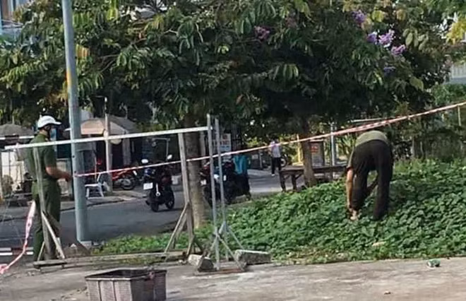 Cơ quan chức năng thực hiện phong toả các hộ dân xung quanh nhà bệnh nhân dương tính H.T.H
