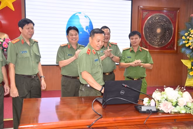 Ban Giám hiệu nhà trường thực hiện thao tác bấm nút, đánh dấu trang thông tin điện tử trường ĐH ANND chính thức hoạt động.