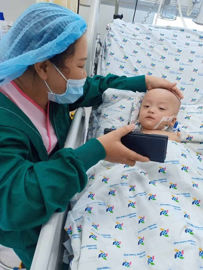 Cùng chơi với cô điều dưỡng