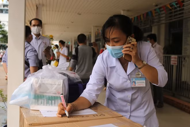 Kiểm tra trang thiết bị, đồ dùng mang ra hỗ trợ đồng nghiệp.