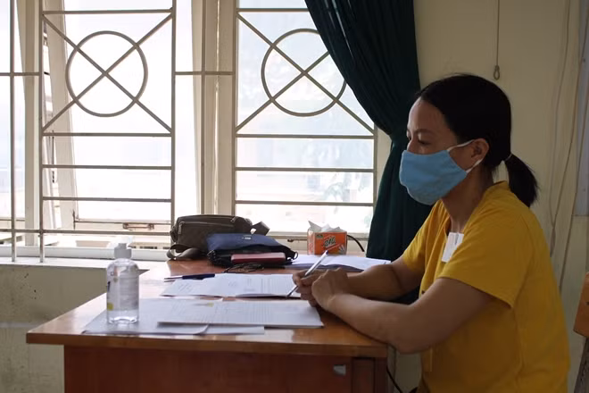 TRên bàn Giám thị coi thi cũng bố trí chai sát khuẩn tại THPT Thủ Thiêm.