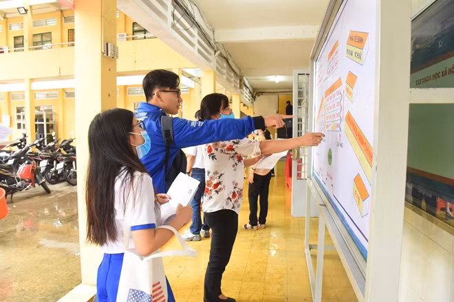 Giám thị coi thi giúp Thí sinh điểm thi THPT Nguyễn Trung Trực tìm phòng thi vào làm thủ tục.
