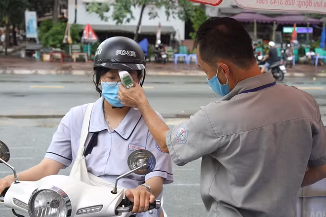 Bảo vệ đo thân nhiệt tất cả Thí sinh ngay từ cổng trường thi
