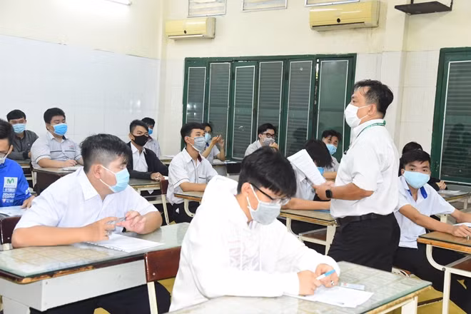 Giám thị coi thi phổ biến qui chế cho thí sinh tại THPT Nguyễn Trung Trực Gò Vấp