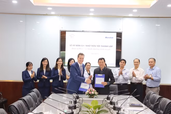 Bác sĩ Nguyễn Tri Thức - GĐ Bệnh viện Chợ Rẫy và ông Stephane Langevin – Tổng giám đốc công ty TNHH Baxter Việt Nam Healthcare trong lễ ký kết bản ghi nhớ thành lập Đơn vị Pha chế Dinh dưỡng tĩnh mạch.
