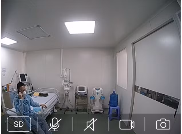 Người bệnh được cách ly, giám sát qua màn hình camera qua đó bác sĩ có thể dễ dàng trao đổi nắm bắt tình trạng sức khoẻ và có hướng điều trị.
