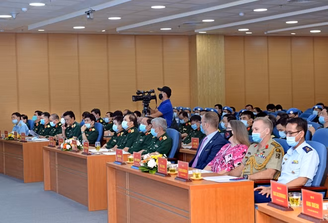 Các đại biểu dự lễ khai mạc