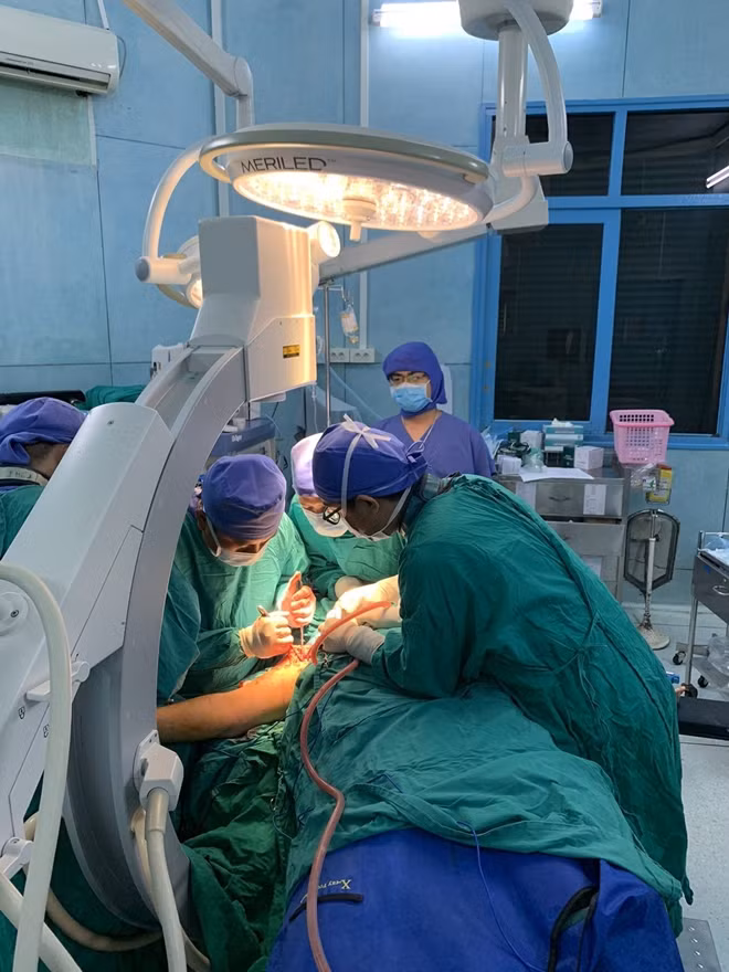Trước đó, ca phẫu thuật kết hợp xương cho em N. L. H. M., (sinh ngày 06/05/2008) tại BV Nhi Đồng 2 đã kéo dài trên 5 giờ đồng hồ.