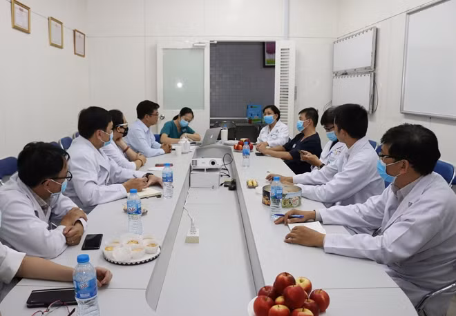 Tập trung toàn lực để cứu chữa cho bệnh nhân là quyết tâm được đặt ra tại cuộc hội chẩn giữa các bác sỹ Chuyên khoa tại Bệnh viện Chợ Rẫy
