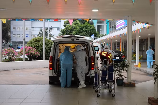 Bệnh nhân được đưa về tới Bệnh viện Chợ Rẫy chiều 22-5